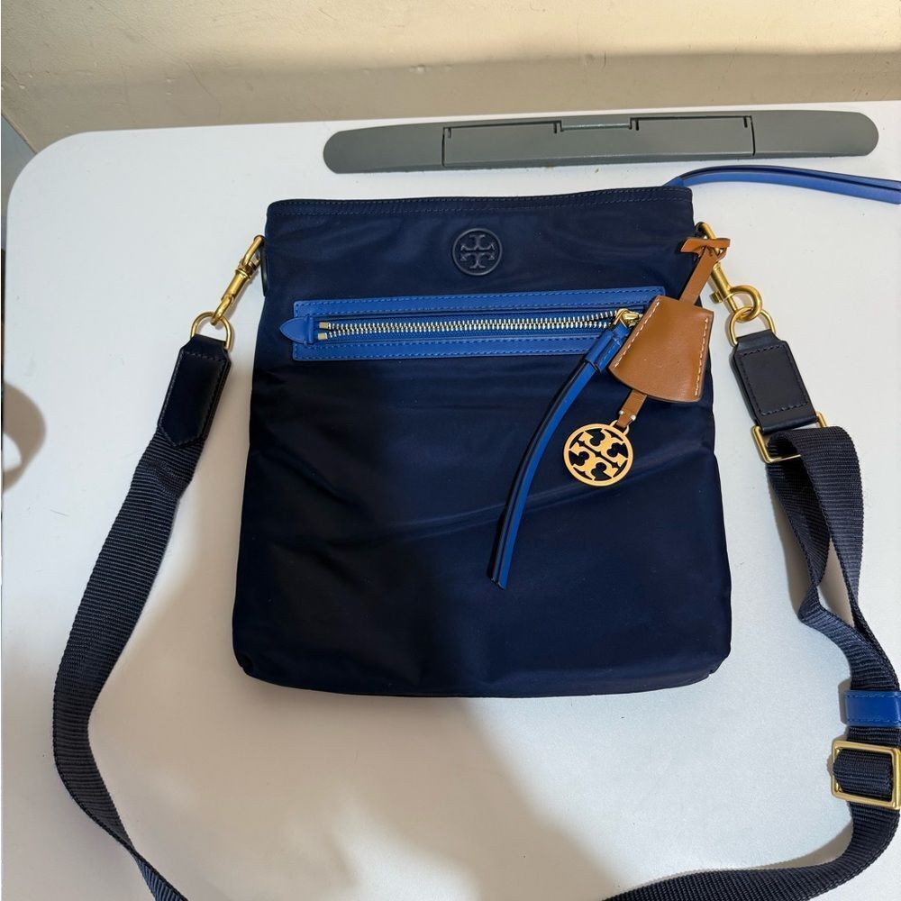 Tory Burch 'Perry' Nylon Swingpack Crossbody Bag Royal Navy Blue. Pre-Owned - Picture 6 of 13